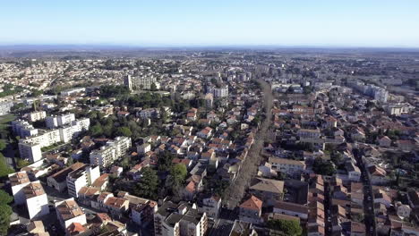 Zona-Residencial-En-Una-Comuna-Francesa-De-Béziers-Al-Sur-De-Francia.-Vista-Aérea-De-Drones